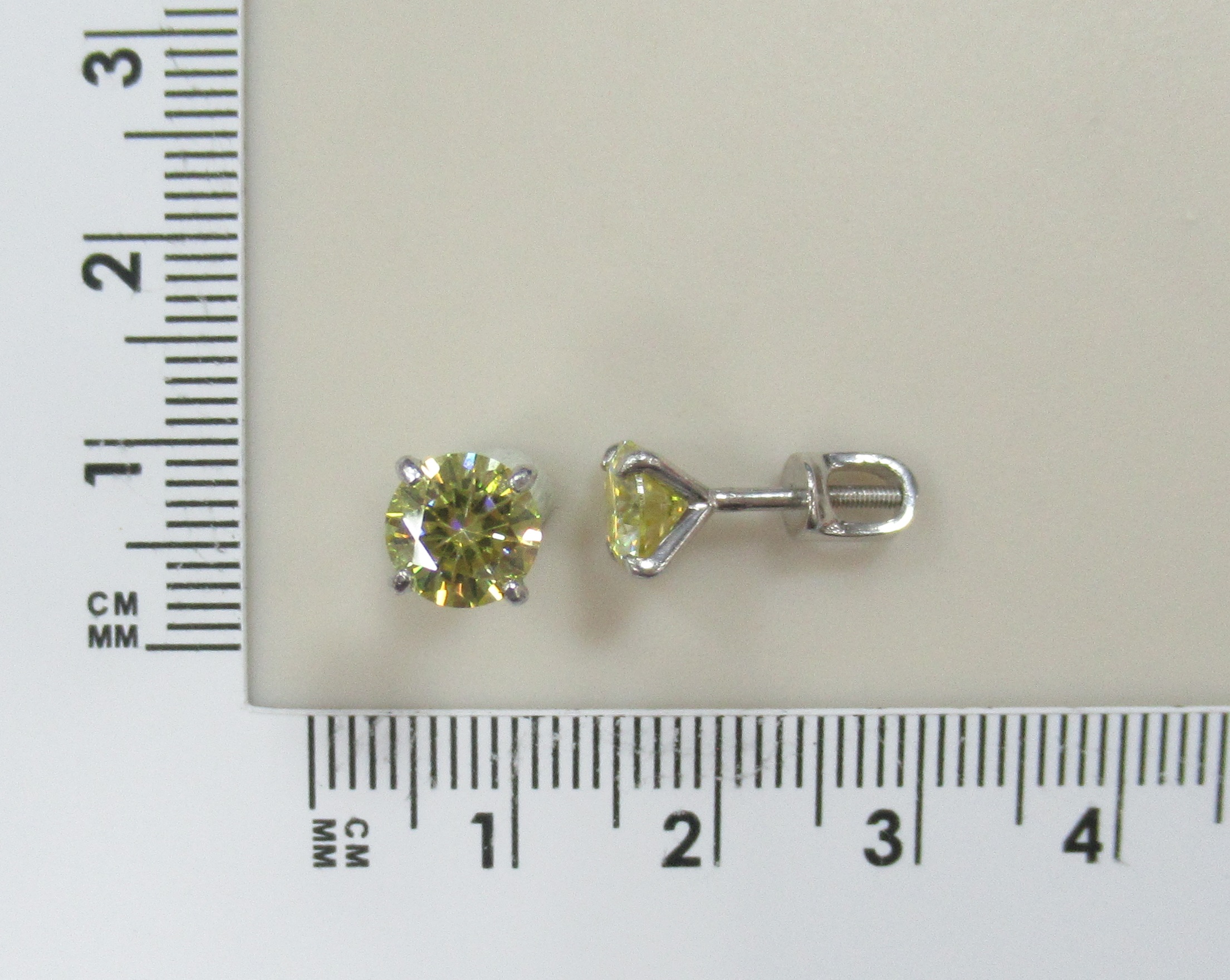 Серебряные серьги-пусеты с желтыми муассанитами